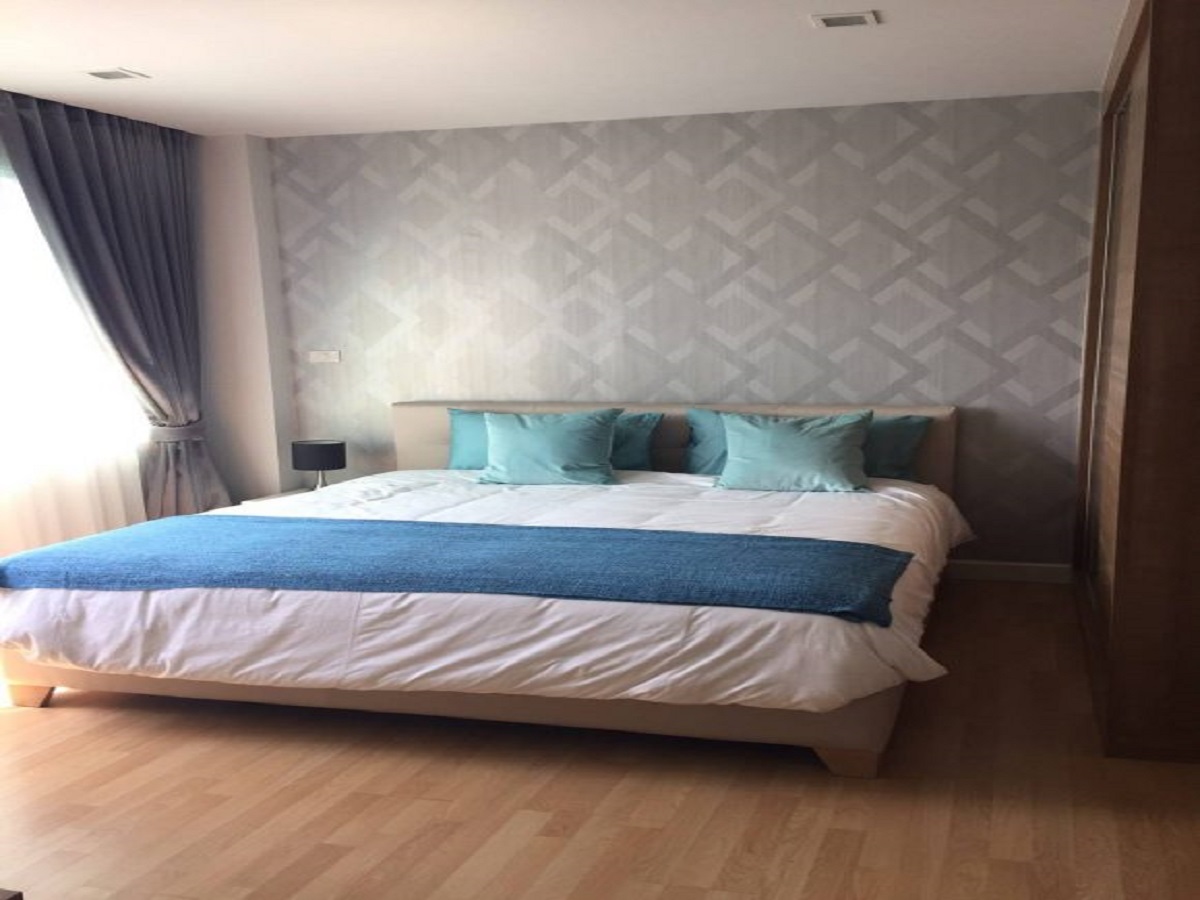 Green-Lake-Condo-Sriracha